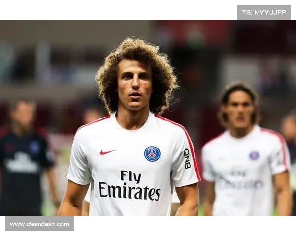 大卫路易斯在足球场上的多面角色与战术价值分析